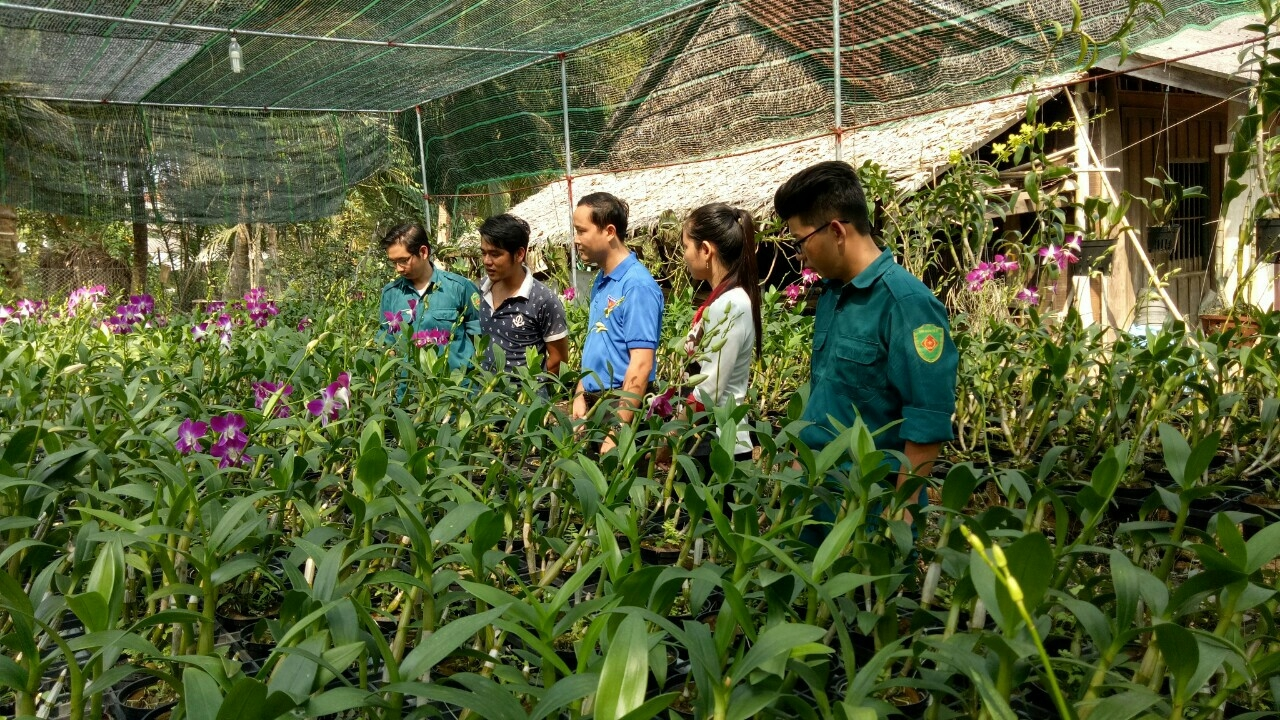 Anh Nguyễn Trúc Việt - Bí thư Huyện đoàn Châu Thành tham quan mô hình trồng lan.png