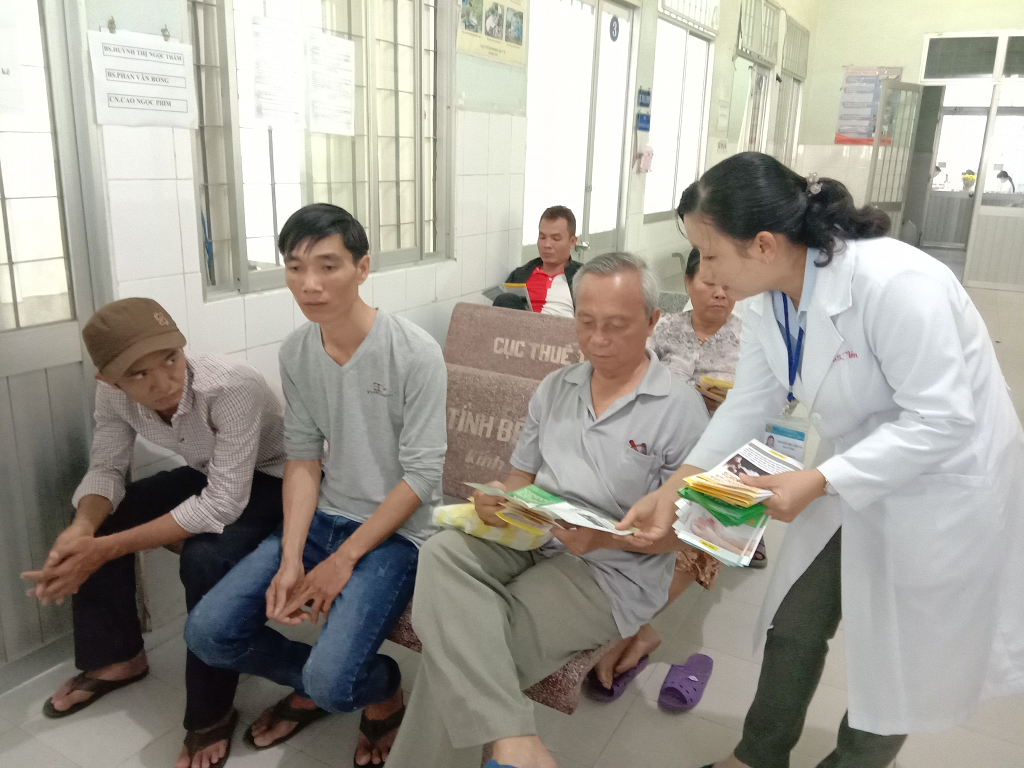 Bác sĩ Cẩm Vân trong buổi truyền thông giáo dục sức khỏe tại khoa Khám - TTYT huyện.png