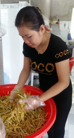 Chị Huỳnh Thanh Nhàn đang trộn mứt vỏ bưởi.png