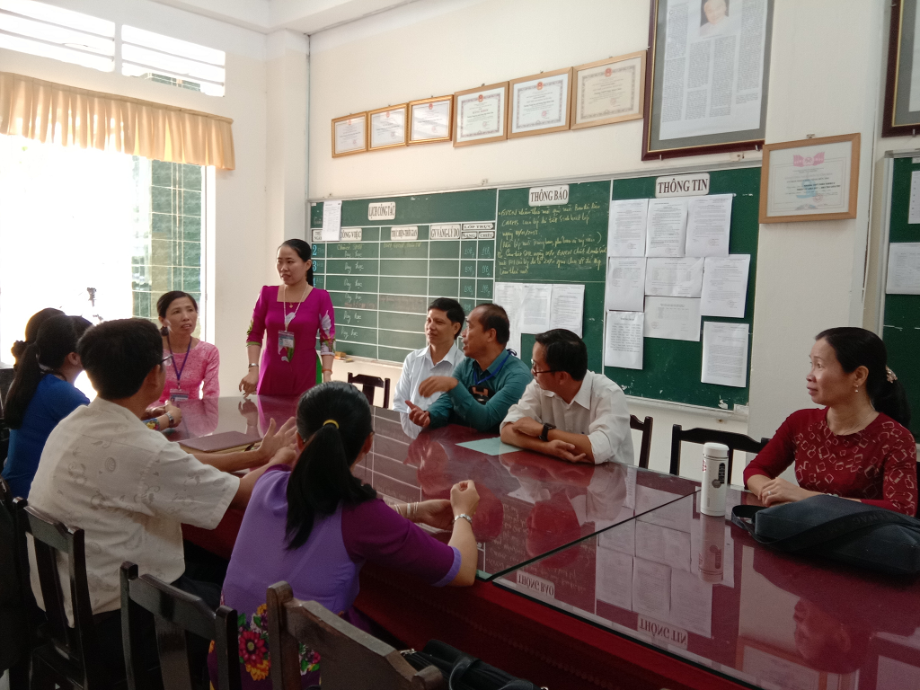 Cô Cẩm cùng đồng nghiệp trao đổi công tác chuyên môn.png