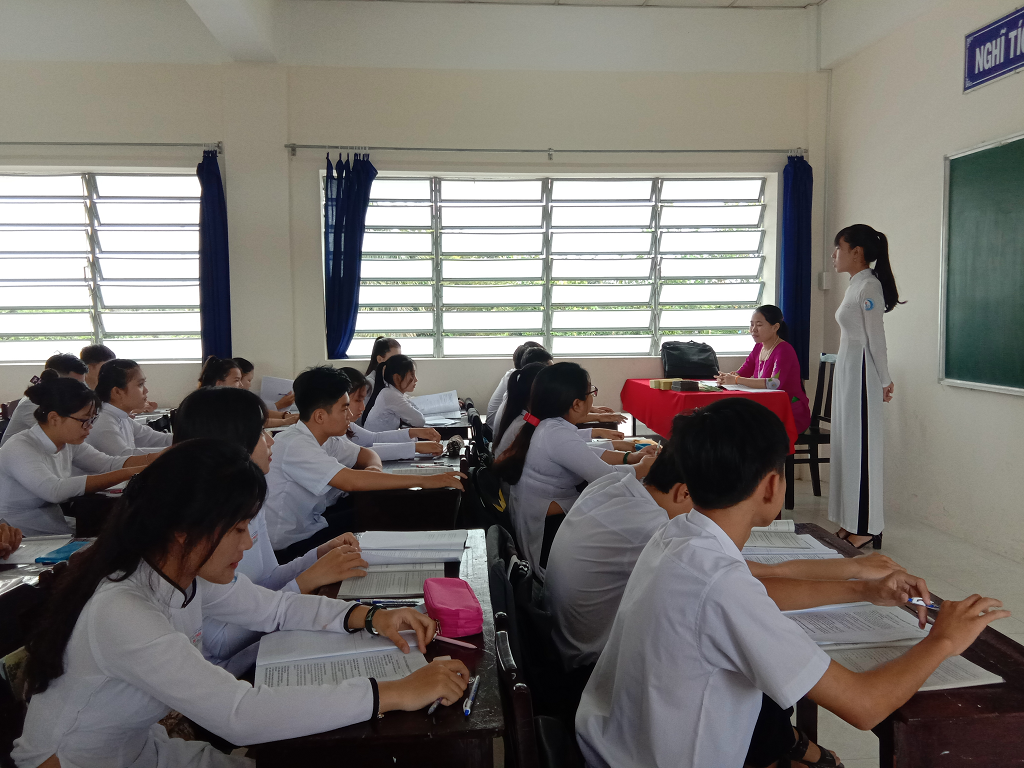 Cô Cẩm trong tiết dạy trên lớp.png
