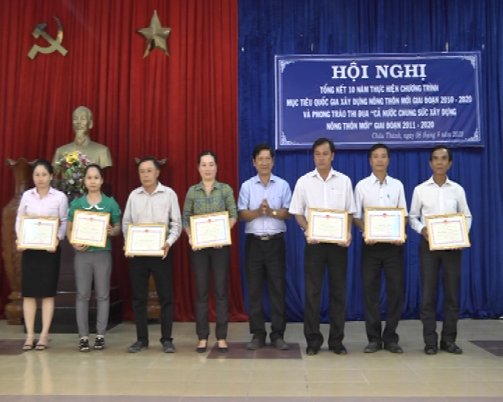 ONG TRUONG MINH NHUT - BI THU HU TRAO GIAY KHEN CHO CAC TAP THE0000.png