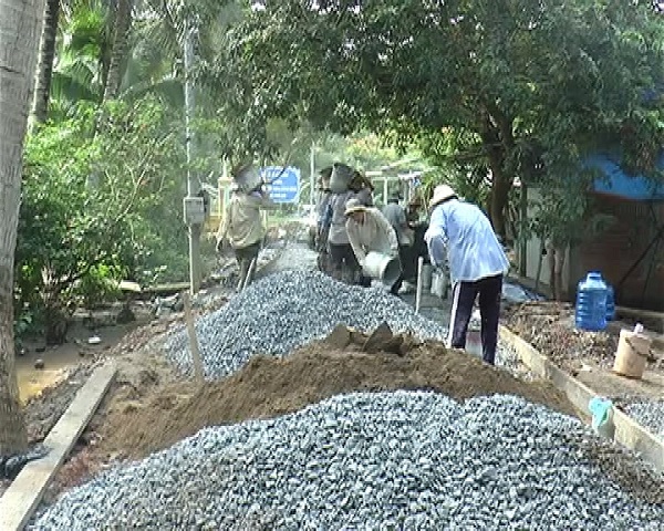 Cảnh lao động xây dựng lộ ở xã Hữu Định.JPG