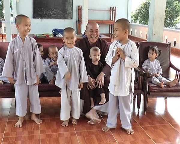 THAY THICH MINH PHUOC CUNG CAC EM TAI CHUA BUU HUNG.JPG