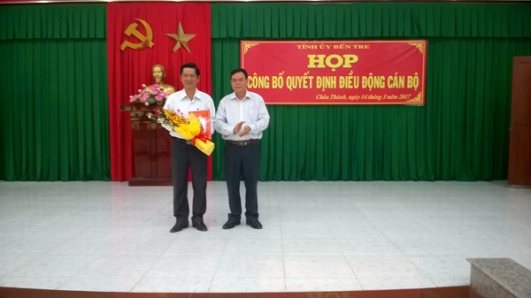 BI THU TINH UY VO THANH HAO TRAO QUYET DINH BO NHIEM CHO DONG CHI TRUONG MINH NHUT.JPG