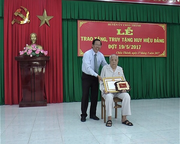 DONG CHI PHAN VAN MAI TRAO TANG HUY HIEU DANG CHO DANG VIEN.JPG