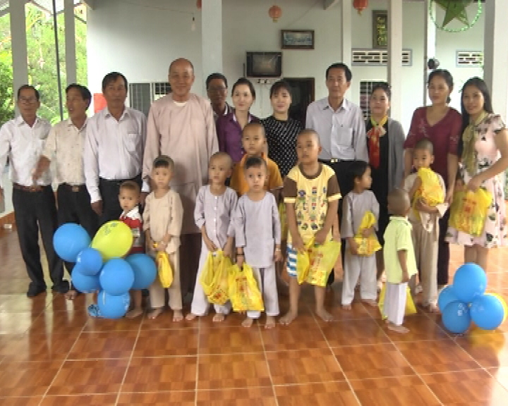 Lãnh đạo huyện cùng các mạnh thường quân tặng quà cho các trẻ em có hoàn cảnh đặc biệt1.png