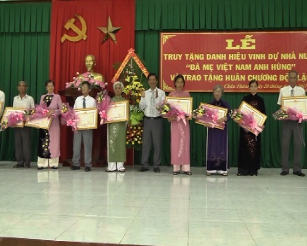 ONG TRUONG MINH NHUT TRAO TANG.JPG