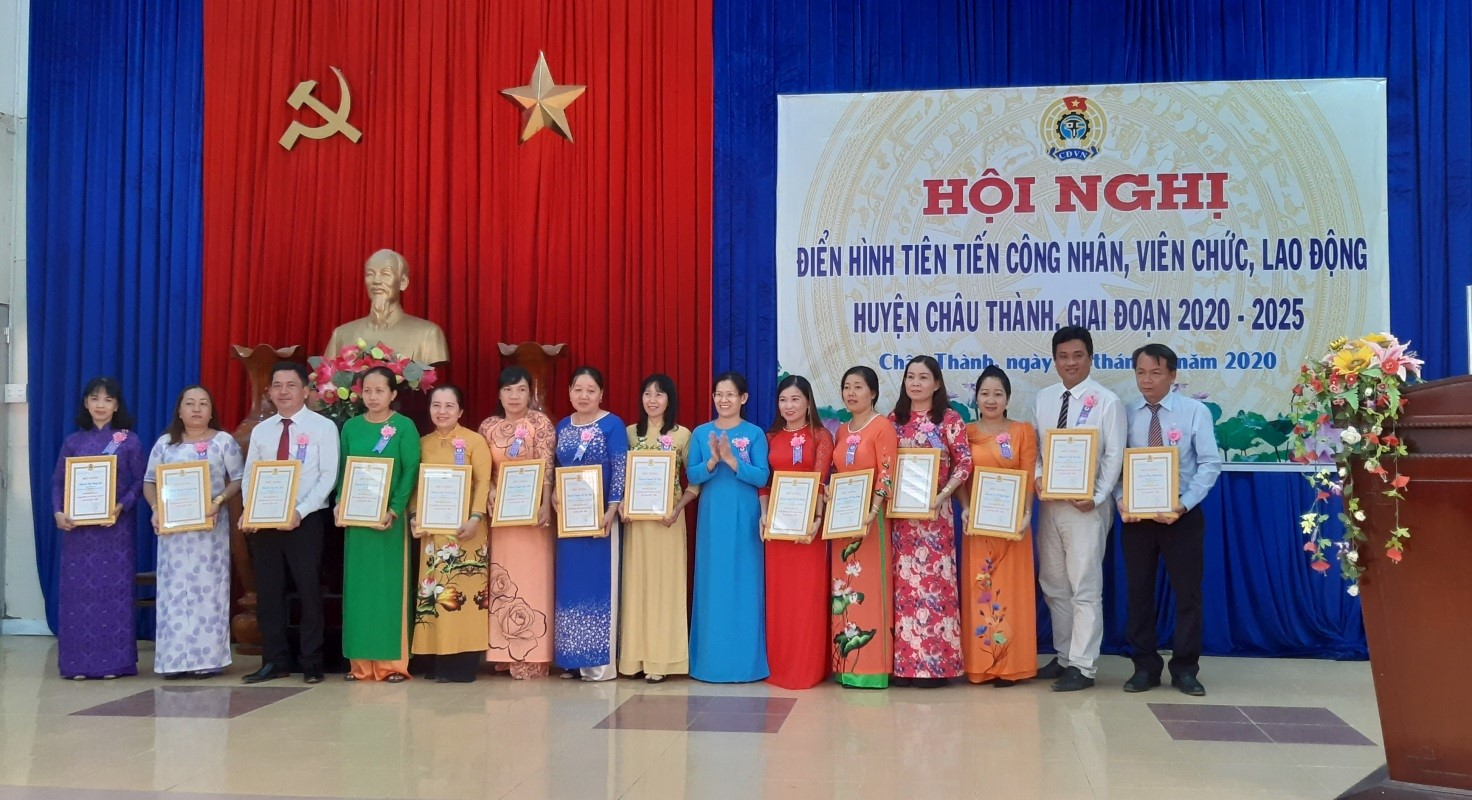 hoi nghi dien hinh tien tien.png