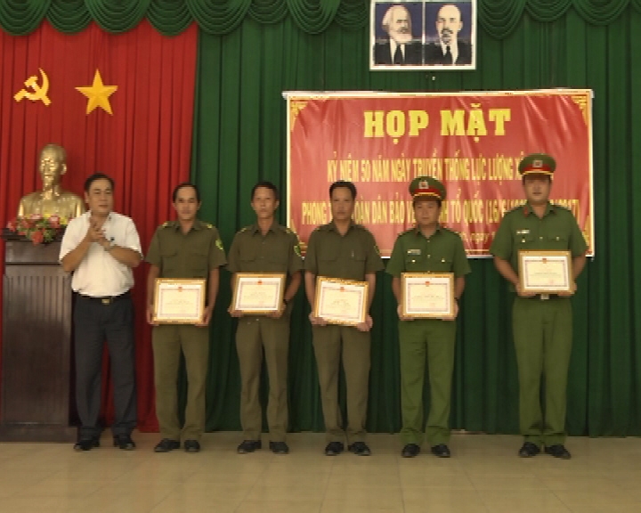 Ông Lê Quang Vịnh- Chủ tịch UBND huyện trao giấy khen cho các tập thể.JPG