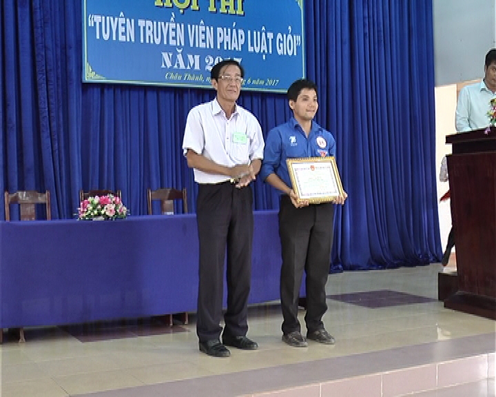 Ông Trần Văn Hoàng. Phó Chủ tịch UBND huyện trao giấy khen cho tuyên truyền viên đạt giải nhất.jpg
